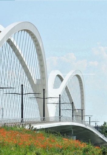 Smartphone et cahier sur table